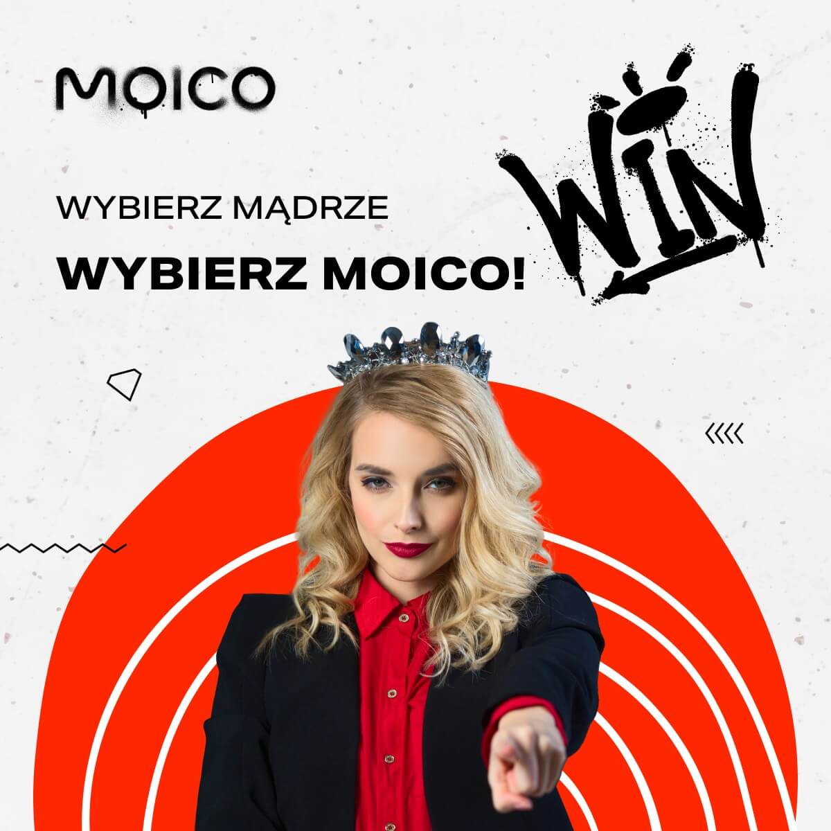 Zdjęcie przedstawia grafikę promocyjną MOICO. Na zdjęciu pewna siebie kobieta o blond włosach i koroną na głowie. Ubrana w czerwoną koszulę i czarną marynarkę wskazująca palcem w stronę obiektywu. W tle widoczne są koncentryczne kręgi w odcieniach czerwieni. Hasło znajdujące się nad kobietą brzmi: ,,WYBIERZ MĄDRZE. WYBIERZ MOICO!''. Towarzyszy mu graficzny napis „WIN”. 