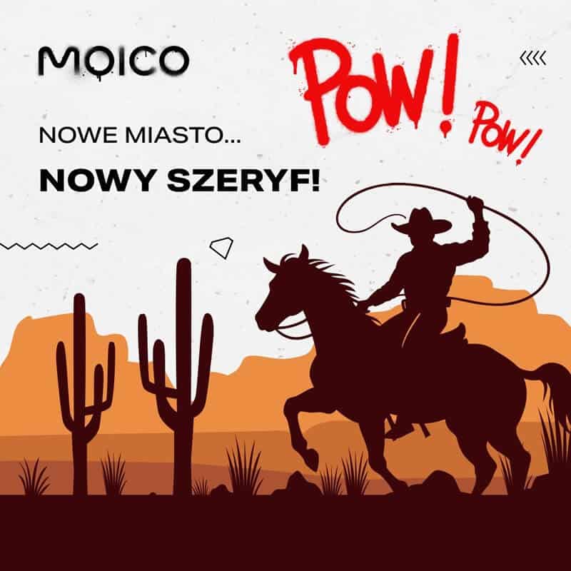 Na grafice widzimy stylizowaną scenę jak z komiksu lub plakatu westernowego. Przedstawia kowboja w dynamicznej pozie, siedzącego na koniu i trzymającego lasso nad głową. Tło utrzymane jest w ciepłych barwach zachodzącego słońca, z charakterystycznymi kaktusami. Na górze widnieje wyraz „MOICO”, któremu towarzyszy hasło „Nowe miasto... nowy szeryf!”.