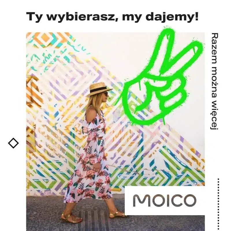Kobieta w letniej sukience i słomkowym kapeluszu spaceruje obok kolorowej, geometrycznej ściany, emanując swobodą i pozytywną energią. Na pierwszym planie widnieje neonowo zielona dłoń w geście pokoju. Hasło „Ty wybierasz, my dajemy!” podkreśla wolność wyboru i zaangażowanie marki MOICO. Po prawej stronie pionowy napis „Razem można więcej” wzmacnia przekaz wspólnoty i współpracy.