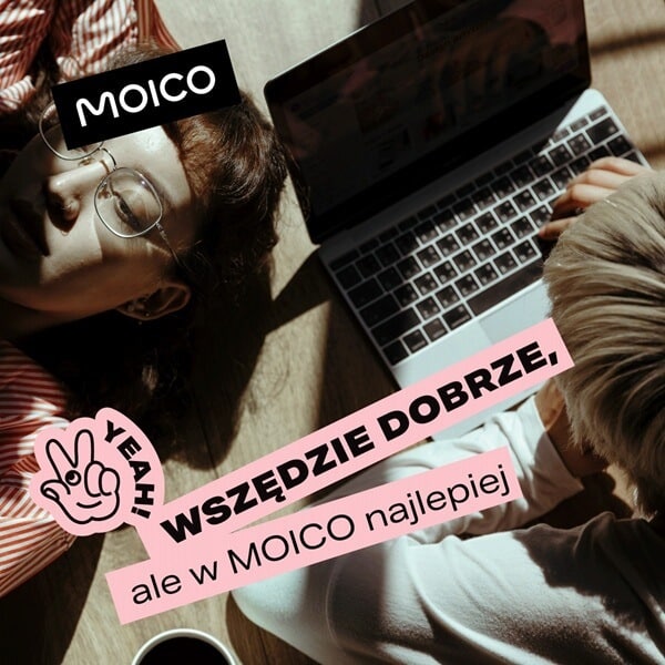 Na zdjęciu widzimy dwie osoby obok siebie w promieniach słońca, z laptopem w tle. Jedna z osób po lewej stronie leży, a druga po prawej siedzi przy laptopie. Na grafice umieszczono dynamiczne elementy wizualne i teksty: logo „MOICO”, hasło „WSZĘDZIE DOBRZE, ale w MOICO najlepiej” oraz gest dłoni z napisem „YEAH!”. Całość sprawia wrażenie lekkiej, pozytywnej reklamy marki MOICO, podkreślającej komfort i przyjazne warunki.