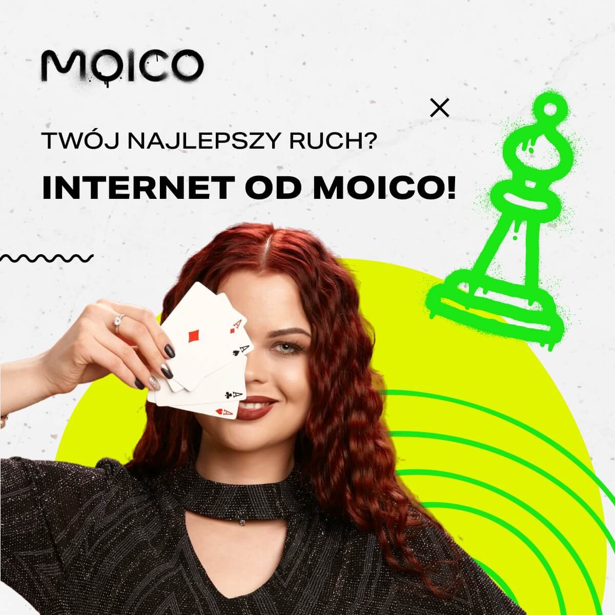 Grafika reklamowa marki Moico przedstawia uśmiechniętą kobietę trzymającą karty do gry z asami, co symbolizuje najlepszy wybór i pewne rozwiązanie. Obok widnieje hasło „Twój najlepszy ruch? Internet od Moico!”, podkreślające atrakcyjną ofertę internetu. Nowoczesny design, kontrastowe kolory i motyw szachowy sugerują sprytne decyzje, szybkość oraz przewagę technologii.